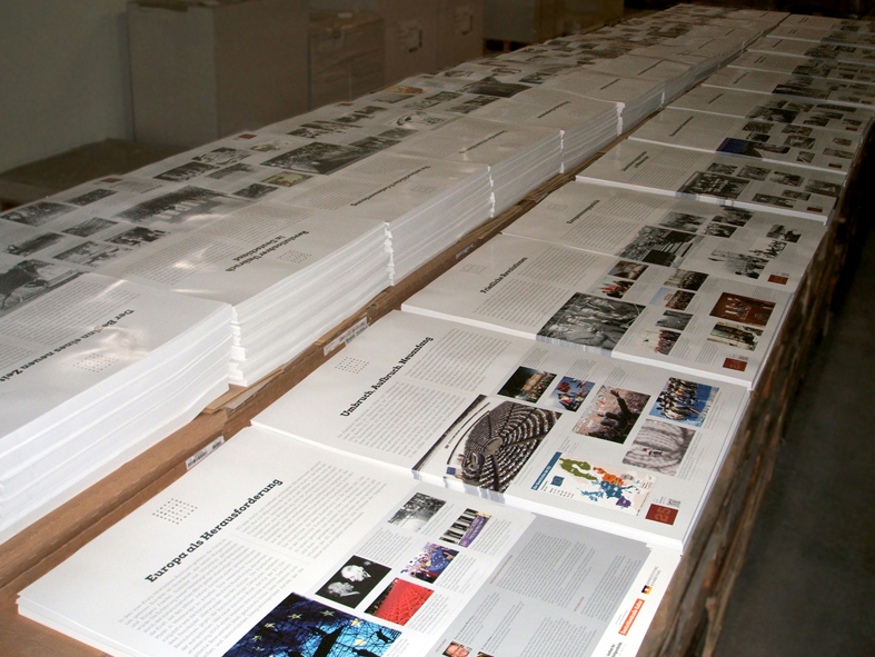 tl_files/verlag-voegel/upload/Impressionen/Bundesstiftung Aufarbeitung/5_fertige_Plakate.jpg